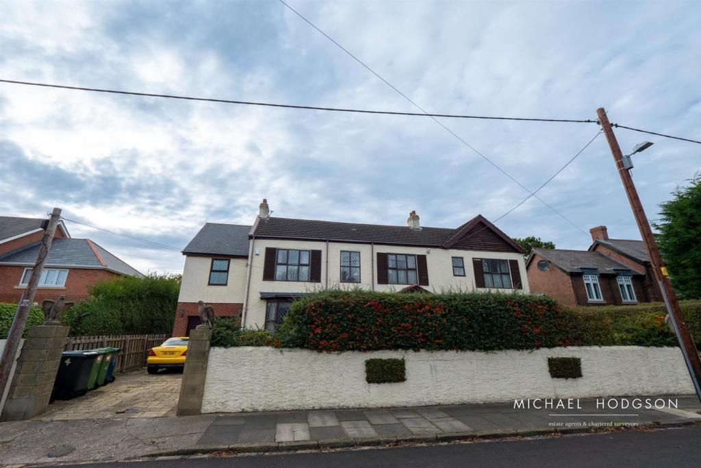 6 bedroom detached house for sale in West Meadows Road, Cleadon