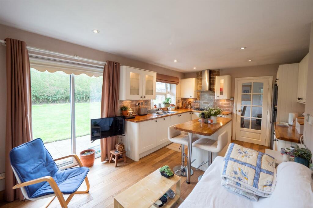 4 bedroom detached bungalow for sale in Shearwater, Whitburn