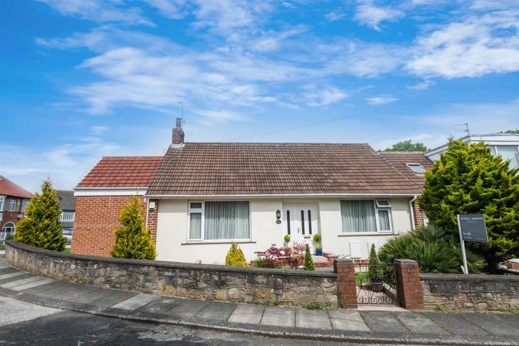 3 bedroom semidetached bungalow for sale in Belle Vue Park West