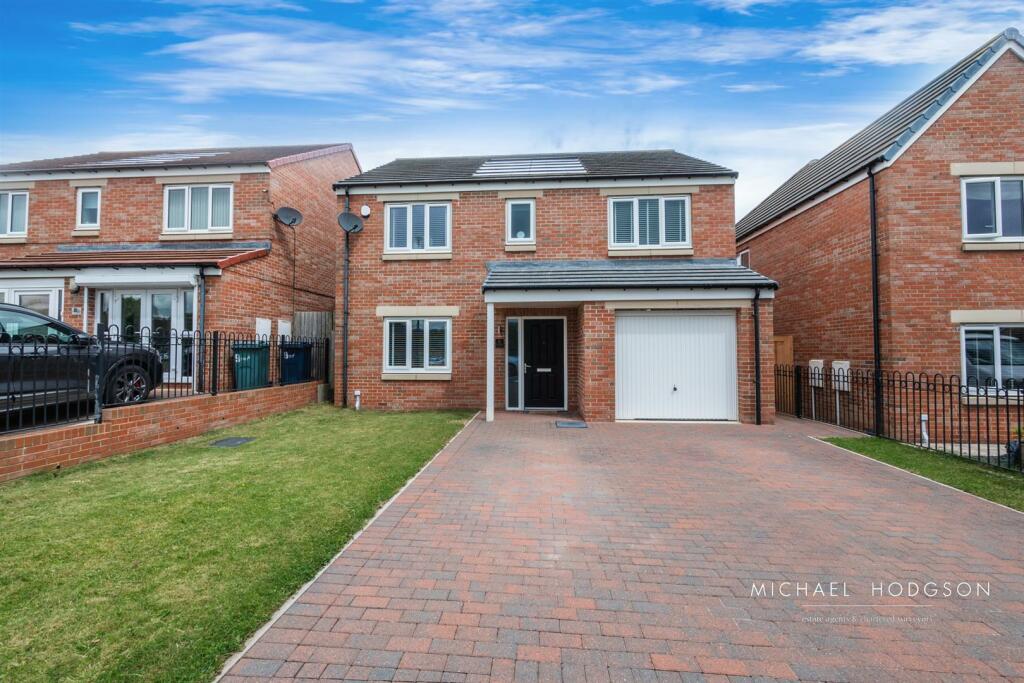 4 bedroom detached house for sale in Fairhaven, Thurcroft, Sunderland, SR3