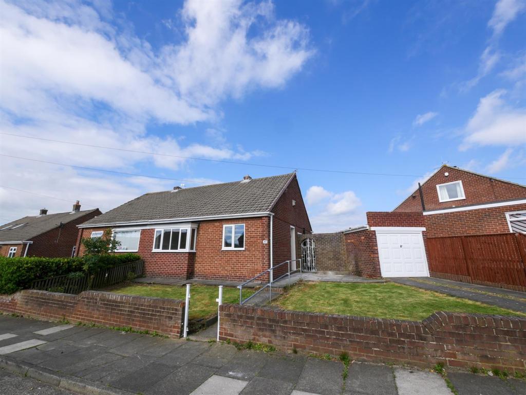 2 bedroom semidetached bungalow for sale in Carlton Crescent, East