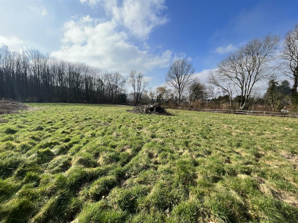 Commercial property for rent in Grove Road, Selling, Faversham, ME13