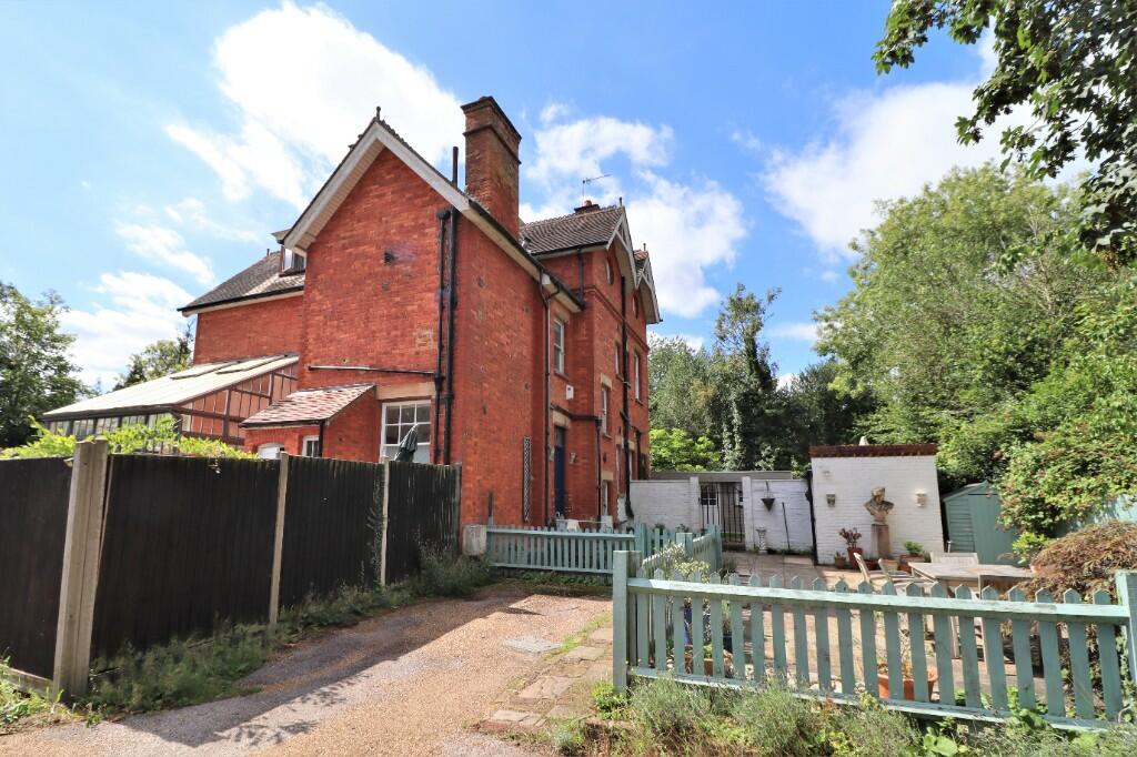 3 bedroom apartment for sale in Woburn Hill, Addlestone, Surrey, KT15