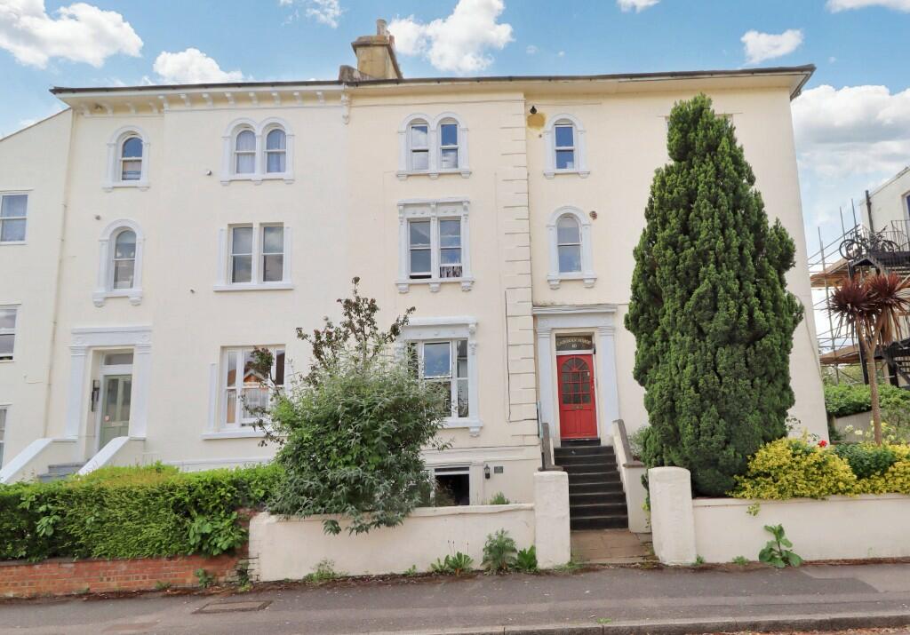2 bedroom flat for sale in Cadogan Road, Surbiton, Surrey, KT6