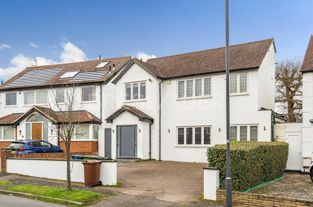 3 bedroom detached house for sale in Silverston Way, Stanmore, HA7