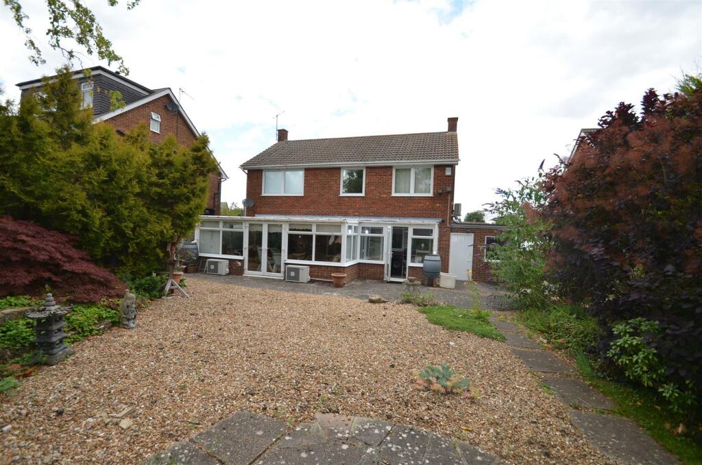 4 bedroom detached house for sale in Shefford Road, Clifton, SG17