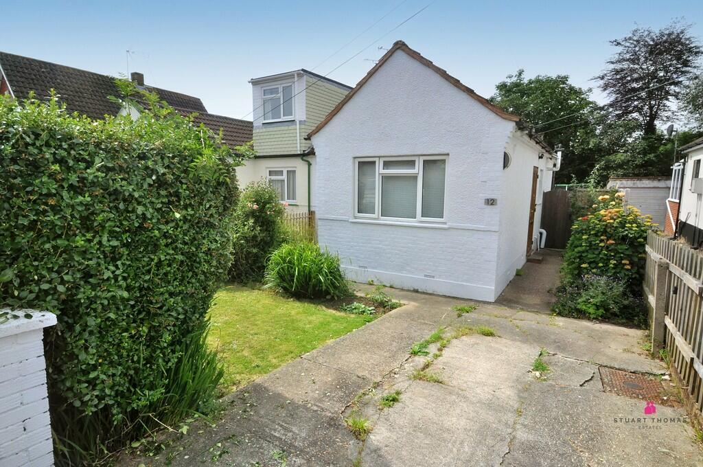 2 bedroom semidetached bungalow for sale in Fairlight Road, Hadleigh , SS7