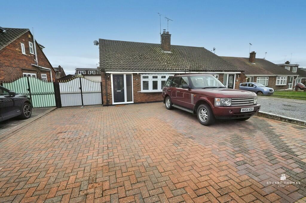 2 bedroom semidetached bungalow for sale in Farm Way, Thundersley, SS7