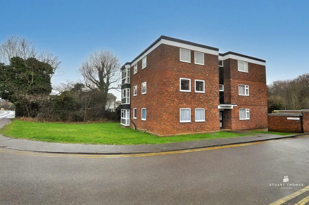 2 bedroom flat for sale in Rayleigh Road, Benfleet, SS7