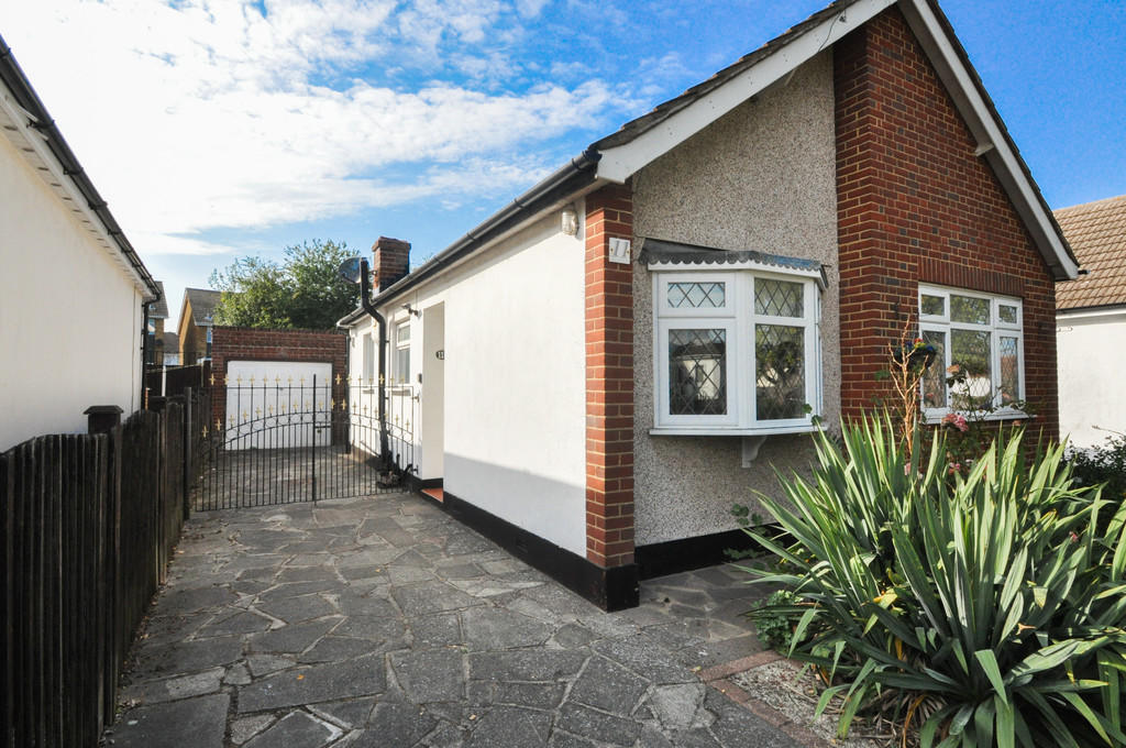 2 bedroom detached bungalow for sale in Villiers Way, Thundersley, SS7