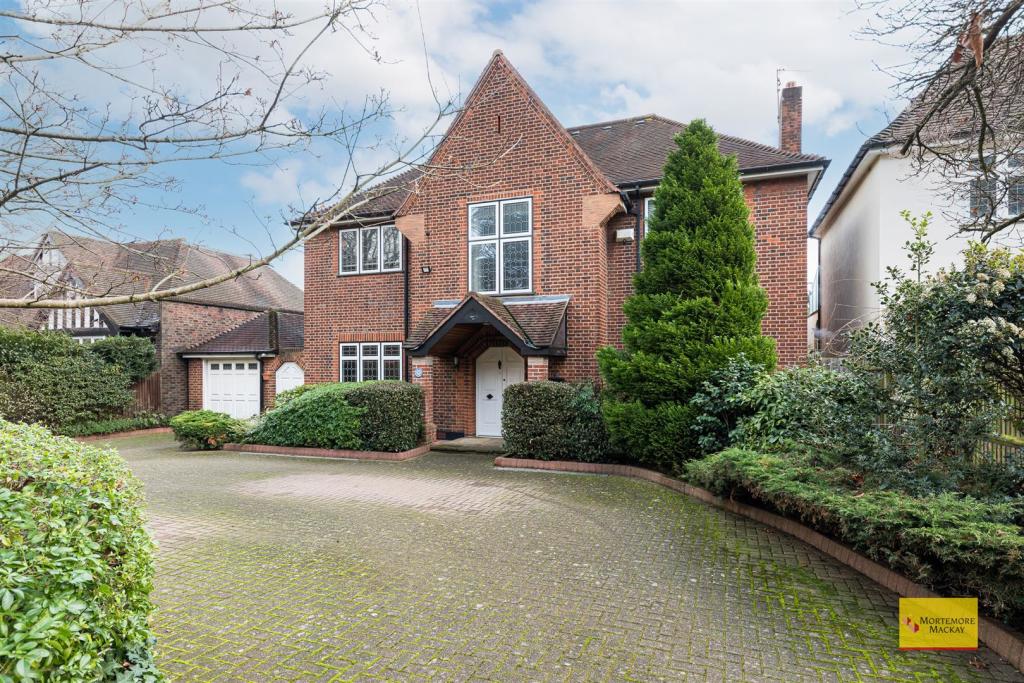 5 bedroom detached house for sale in Bush Hill, London, N21