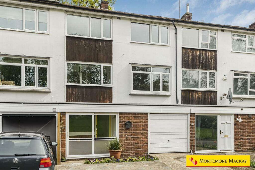 4 bedroom town house for sale in Forsyth Place, Enfield, EN1