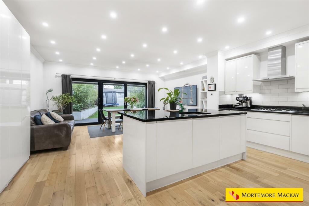 4 bedroom house for sale in Lakenheath, London, N14