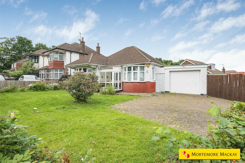 3 bedroom detached bungalow for sale in Green Dragon Lane, London, N21