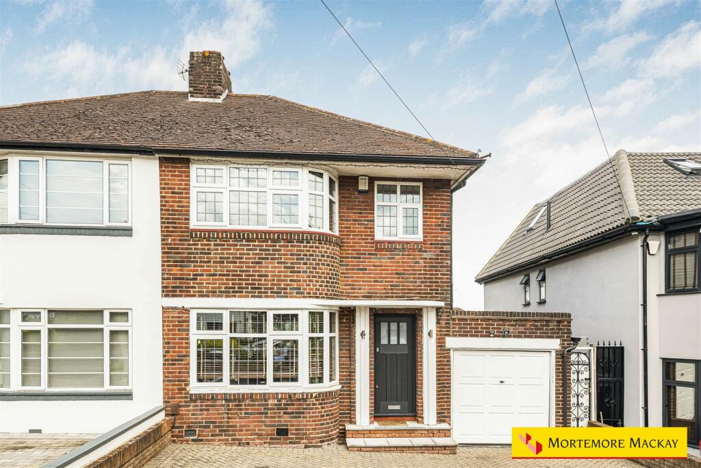 3 bedroom semidetached house for sale in Lonsdale Drive, Enfield, EN2
