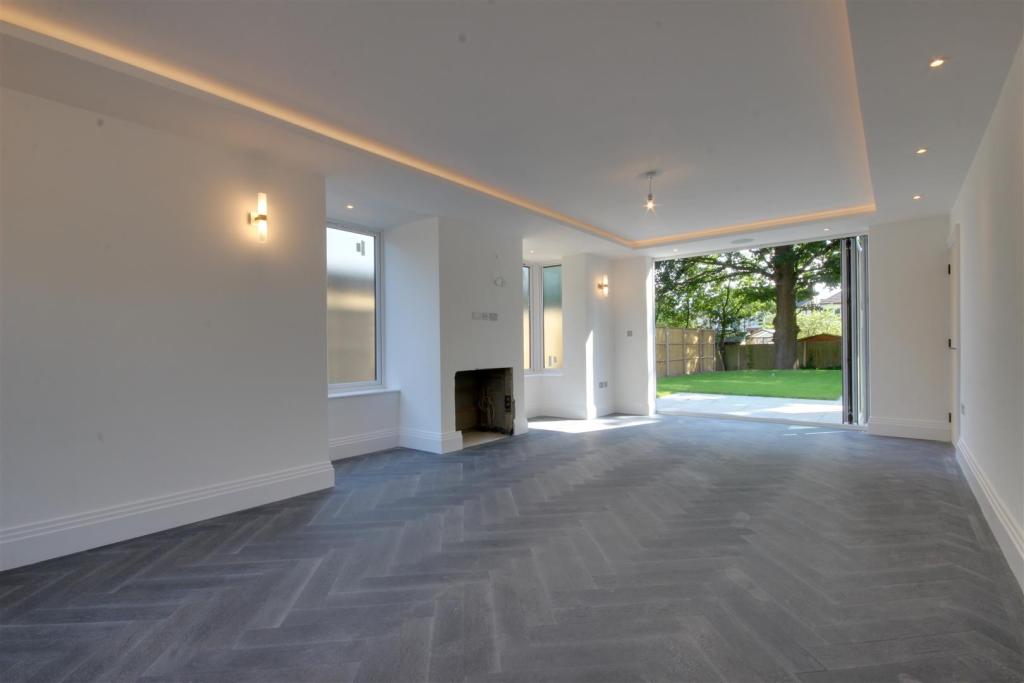5 bedroom house for sale in Wisteria Lane, Woodcroft, N21