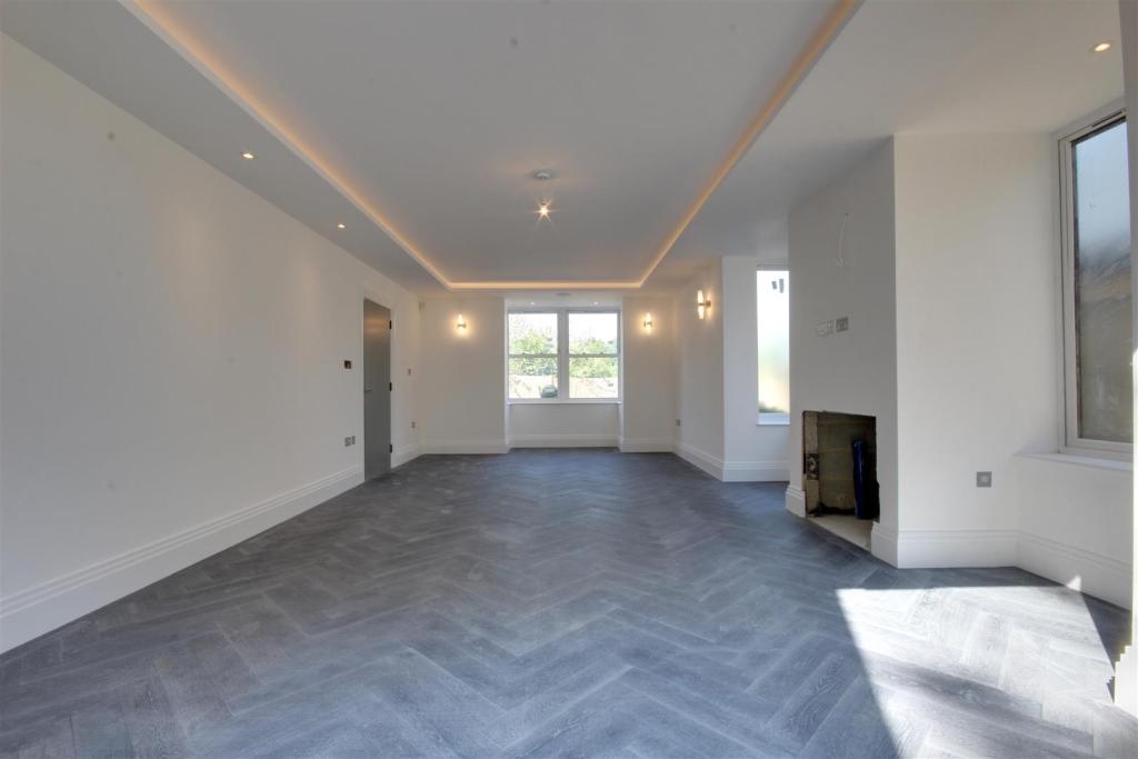 5 bedroom house for sale in Wisteria Lane, Woodcroft, N21