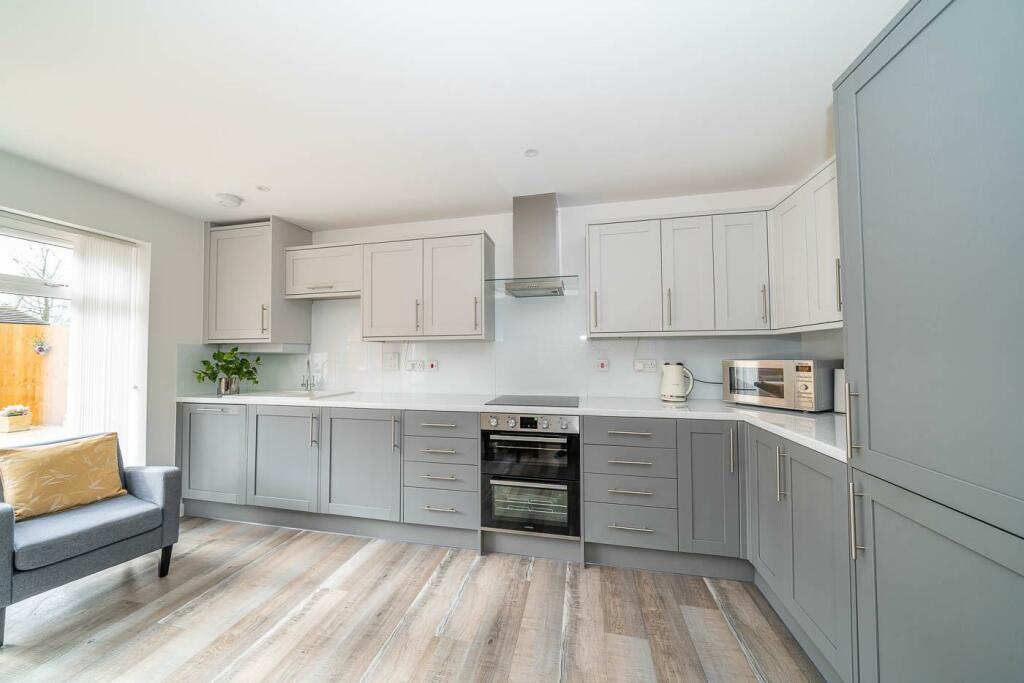 3 bedroom detached house for sale in Enstone Close, Heath Hayes