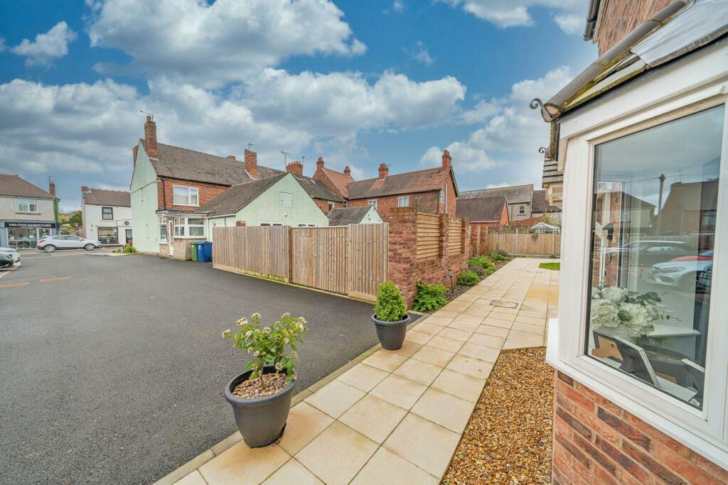 3 bedroom detached house for sale in Enstone Close, Heath Hayes