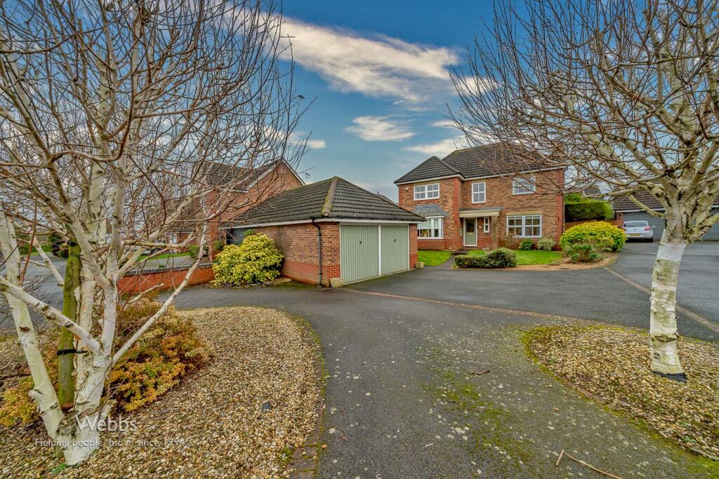 4 bedroom detached house for sale in Spires Croft, Shareshill