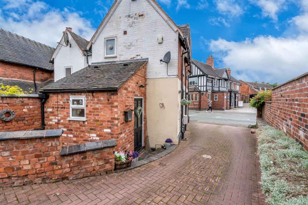 2 bedroom cottage for sale in Main Road, Great Haywood, Stafford, ST18