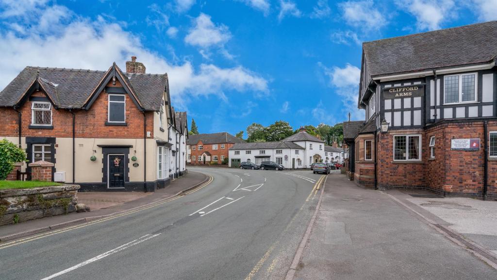 2 bedroom cottage for sale in Main Road, Great Haywood, Stafford, ST18