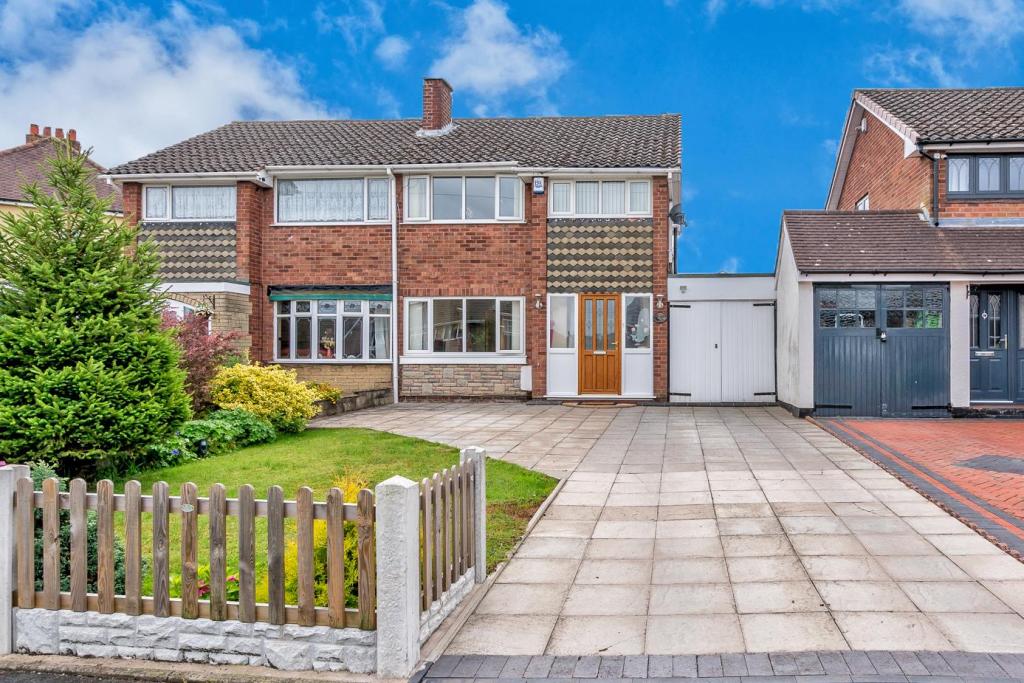 3 bedroom semidetached house for sale in Gorsey Lane, Great Wyrley