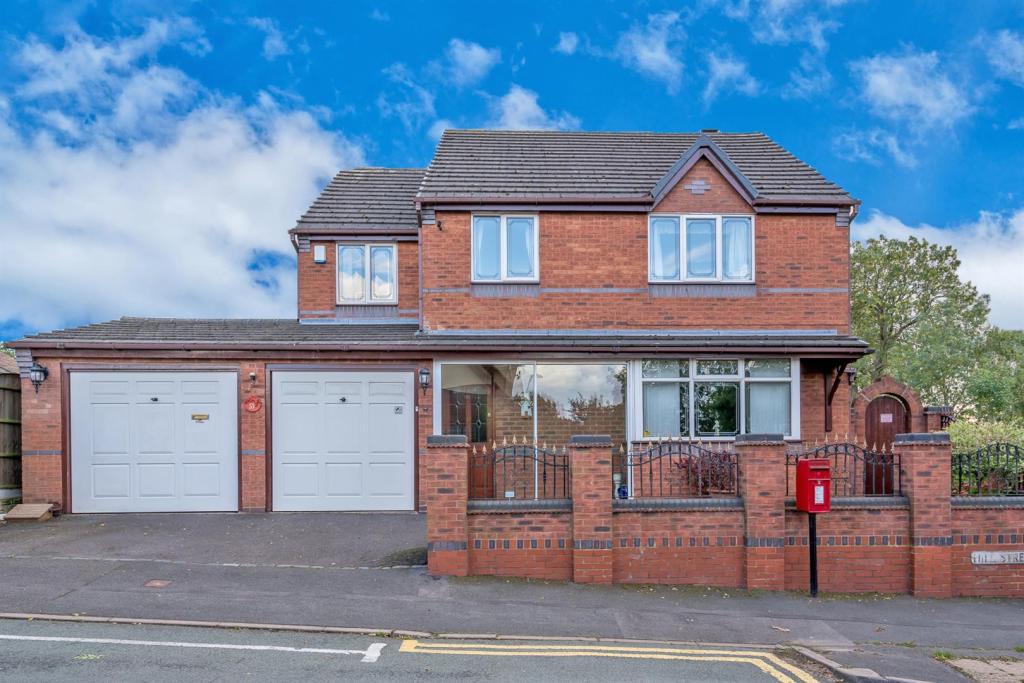 4 bedroom detached house for sale in Hill Street, Cheslyn Hay, Walsall, WS6