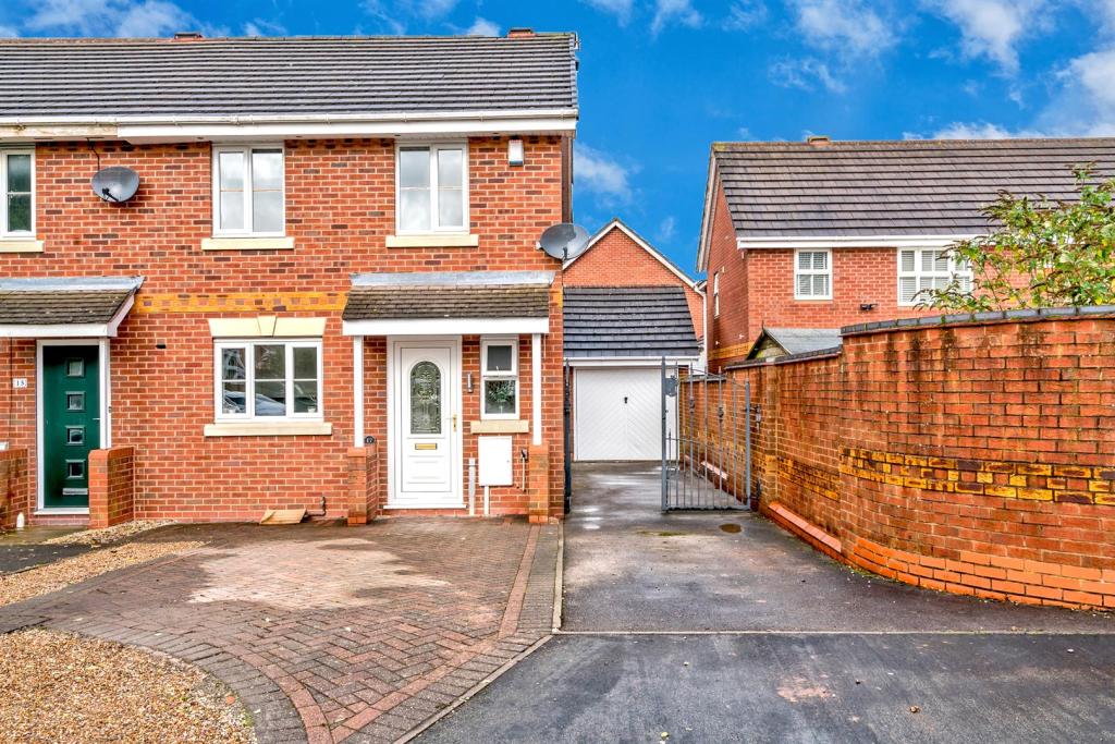 3 bedroom terraced house for sale in Waterlily Close, Wimblebury