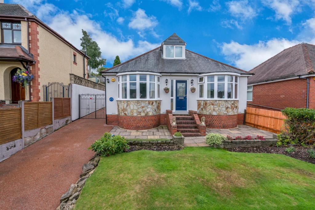 2 bedroom detached bungalow for sale in Rawnsley Road, Hednesford