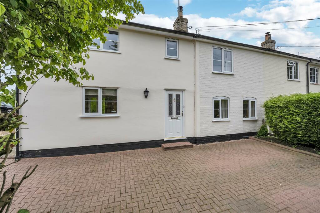 3 bedroom semidetached house for sale in Tostock Road, Beyton, IP30