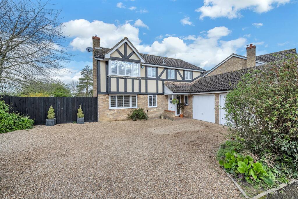 5 bedroom detached house for sale in Thistledown Drive, Ixworth, IP31