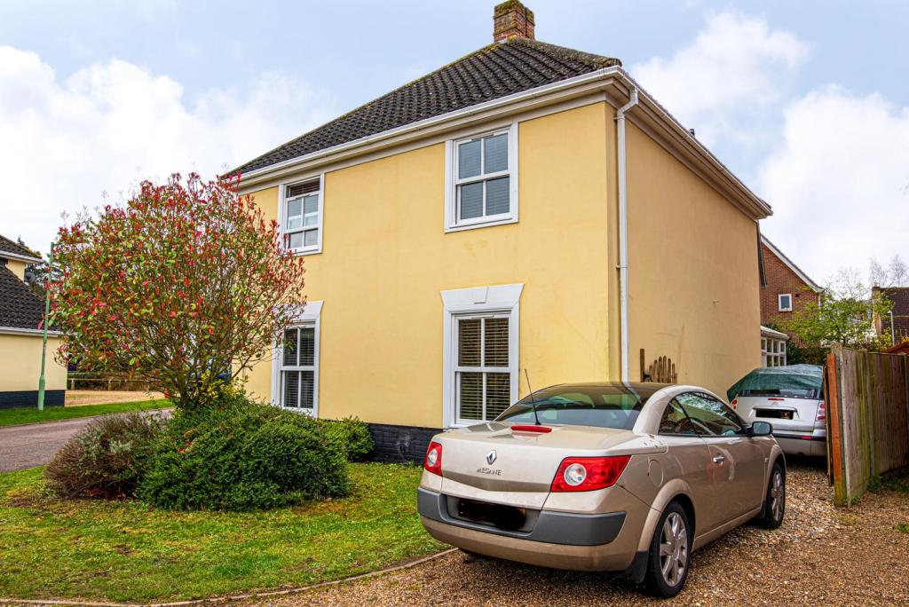 4 bedroom detached house for sale in Cranesbill Drive, Bury St. Edmunds