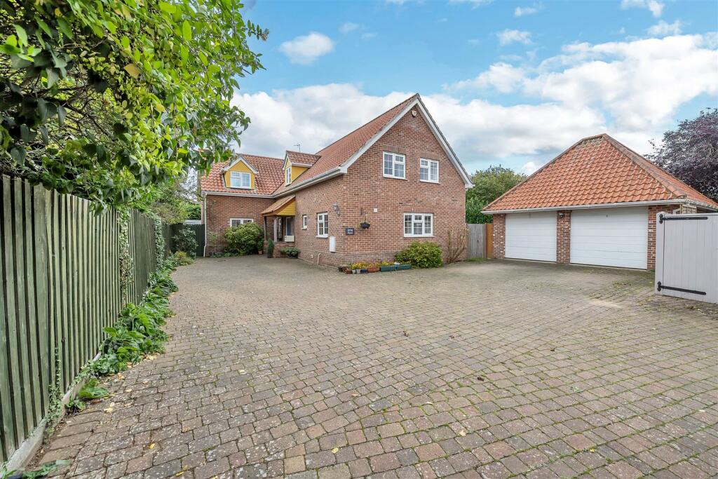 4 bedroom detached house for sale in Church Road, Tostock, IP30