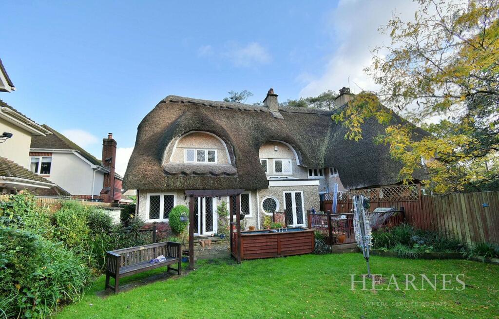 3 bedroom character property for sale in Moorlands Road, West Moors