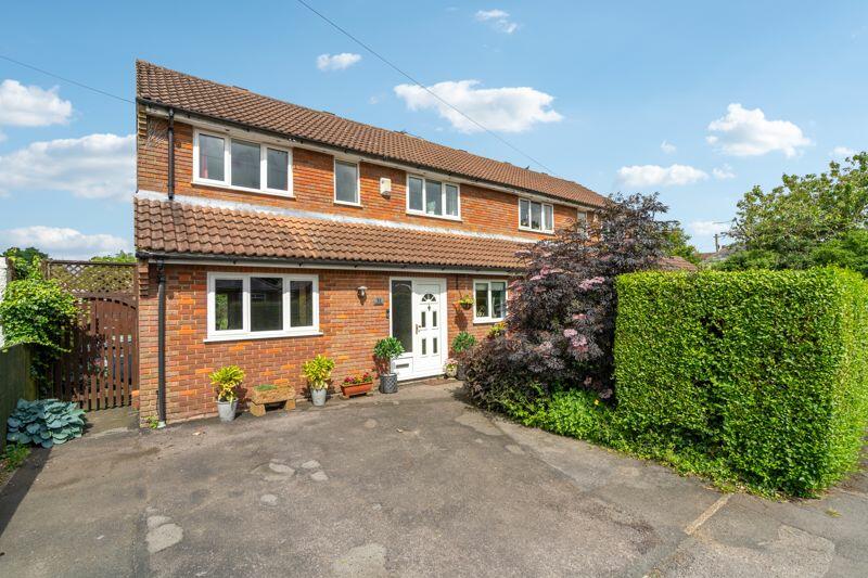 3 bedroom semi-detached house for sale in The Glebe, Great Missenden, HP16