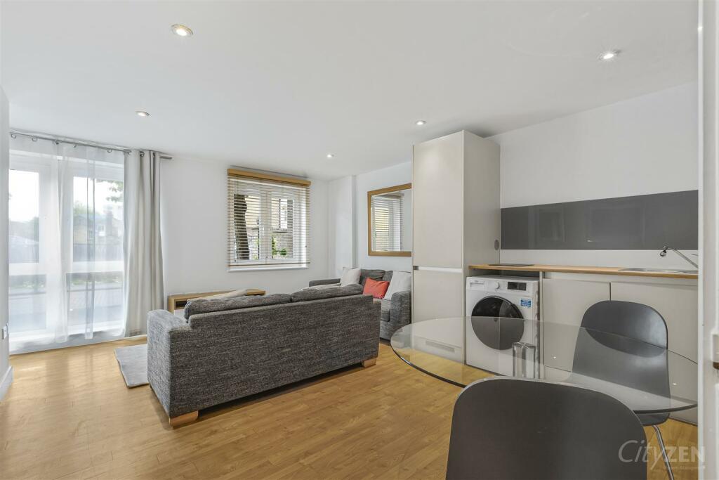 1 bedroom flat for rent in Queensgate House, Hereford Road, Bow, E3