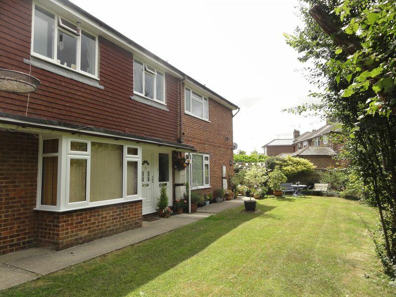 2 bedroom flat for sale in Elmbridge Road, Cranleigh, GU6
