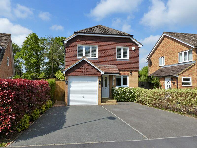 4 bedroom detached house for sale in Cranleigh Mead, Cranleigh, GU6