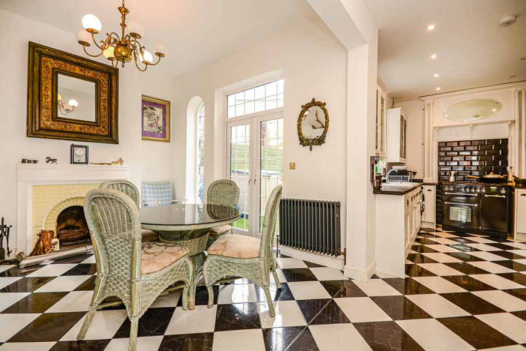 5 bedroom end of terrace house for sale in Belgrave Road, Bridlington, YO15