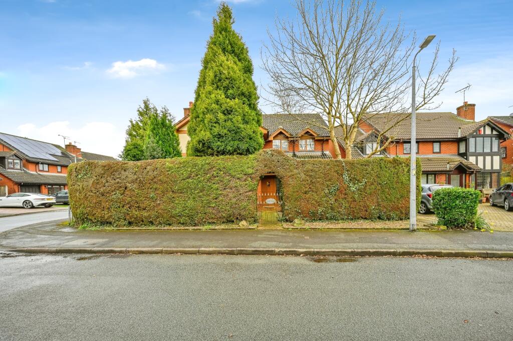 4 bedroom detached house for sale in Highlows Lane, Yarnfield, Stone