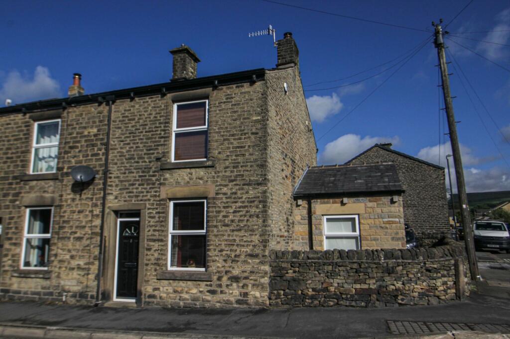 2 bedroom end of terrace house for sale in Sheffield Road, Glossop