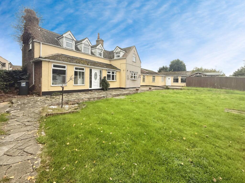 5 bedroom detached house