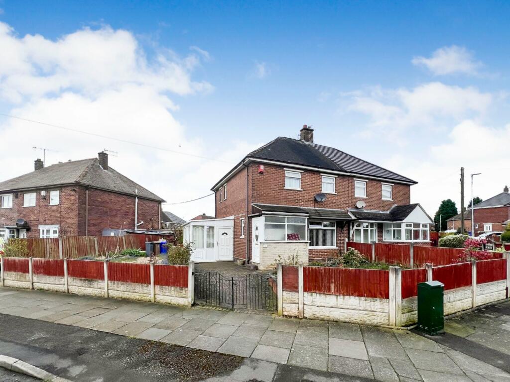 2 bedroom semi-detached house for sale in Finstock Avenue, Stoke-on-Trent, Staffordshire, ST3