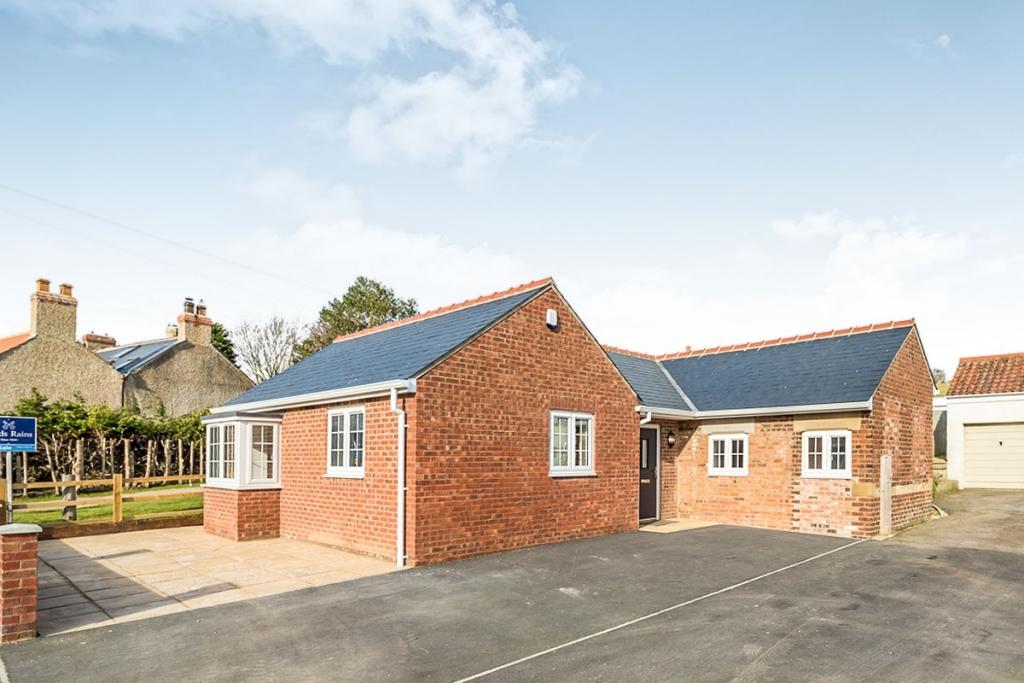 2 bedroom bungalow for sale in Weaverthorpe, Malton, North Yorkshire, YO17