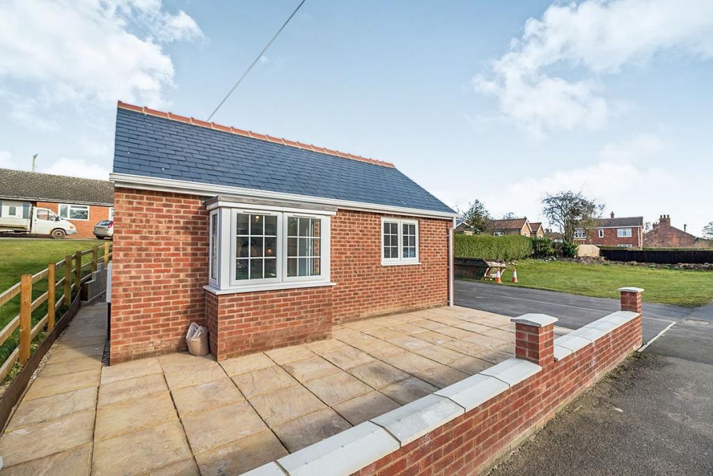 2 bedroom bungalow for sale in Weaverthorpe, Malton, North Yorkshire, YO17