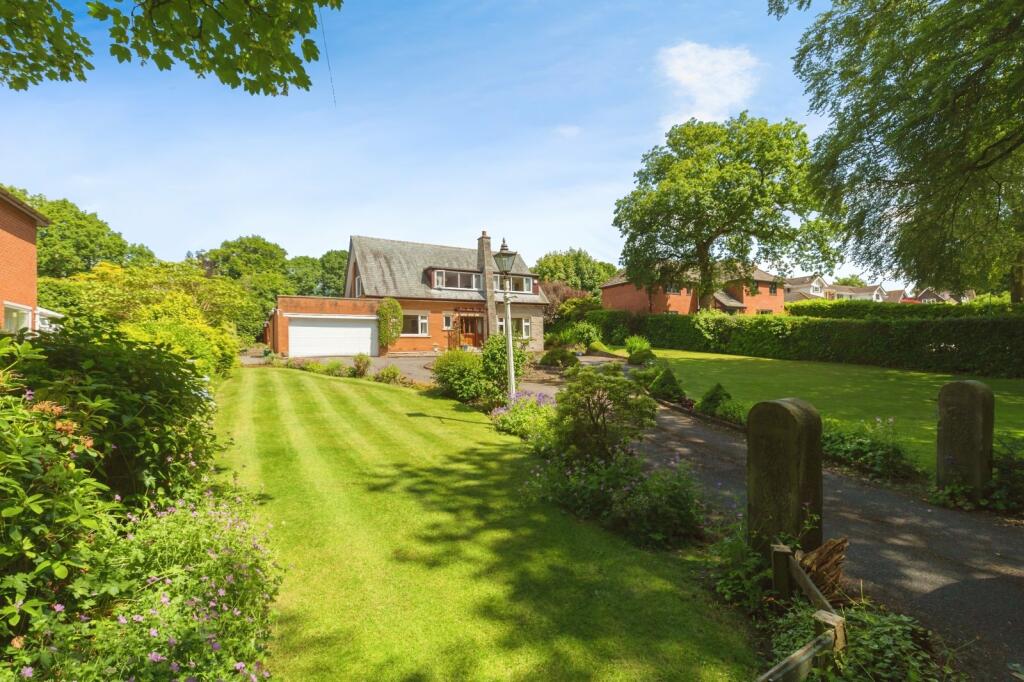 4 bedroom detached house for sale in Parkside Drive, WhittleLeWoods