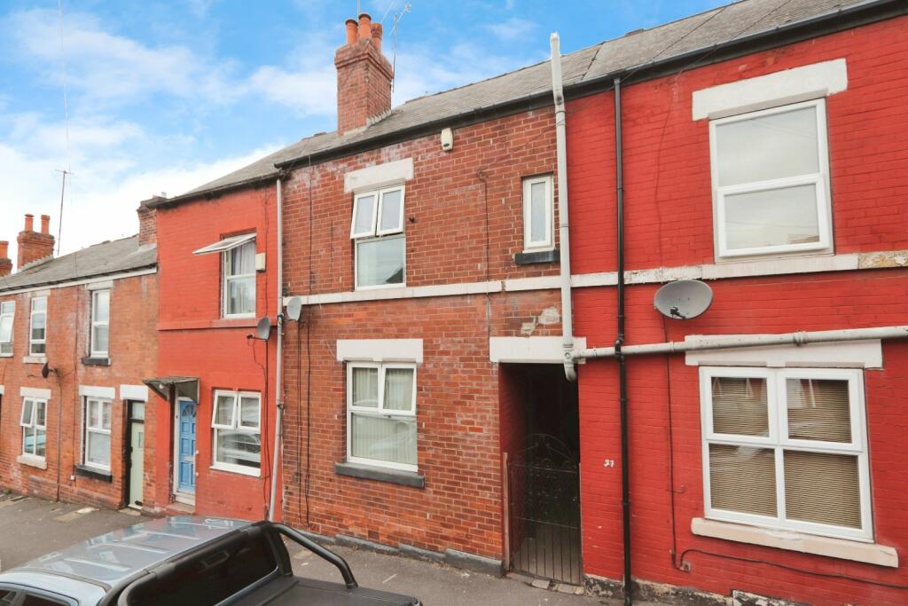 3 bedroom terraced house for sale in Birdwell Road, Sheffield, South