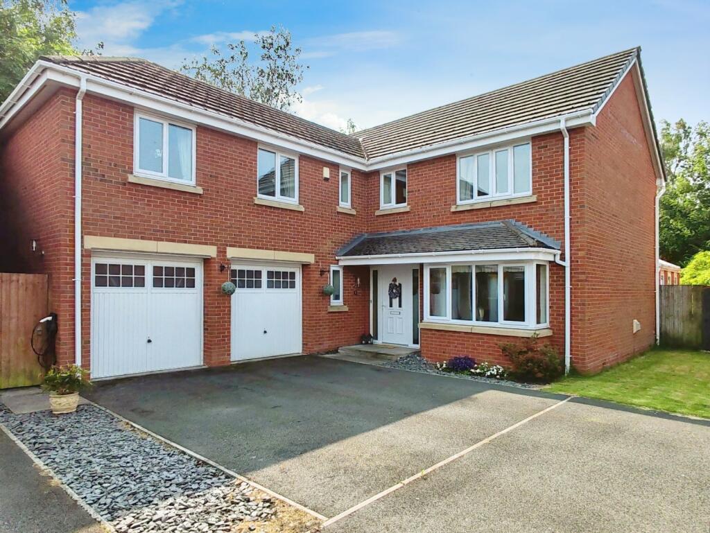 5 bedroom detached house for sale in Leveret Court, Farington Moss, Leyland, Lancashire, PR26