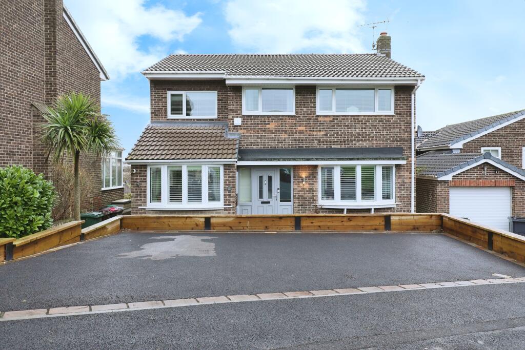 4 bedroom detached house for sale in West Bank Drive, South Anston